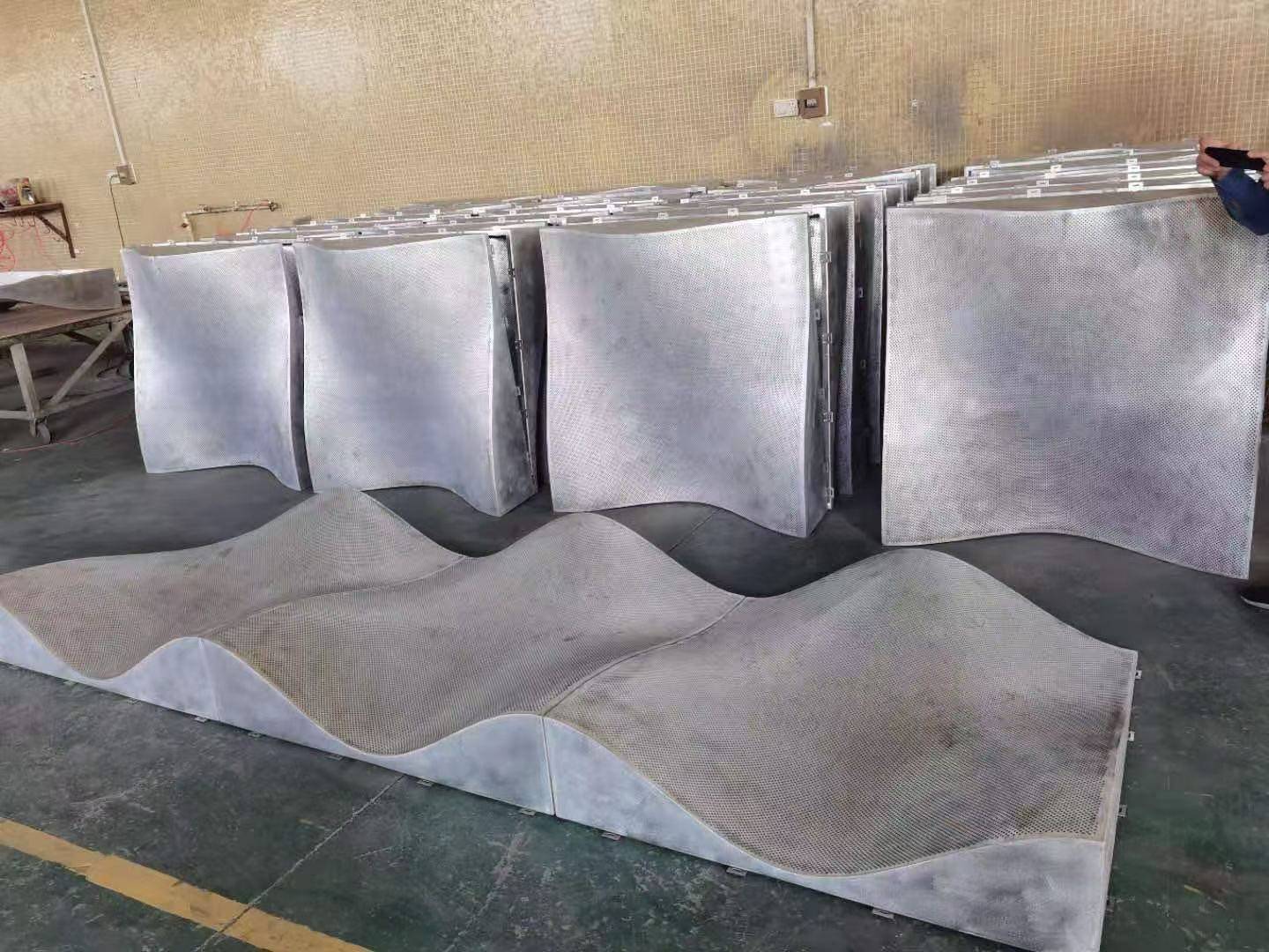 雙曲鋁單板工廠 創(chuàng)造的魔法使者，承載城市的榮耀與夢(mèng)想